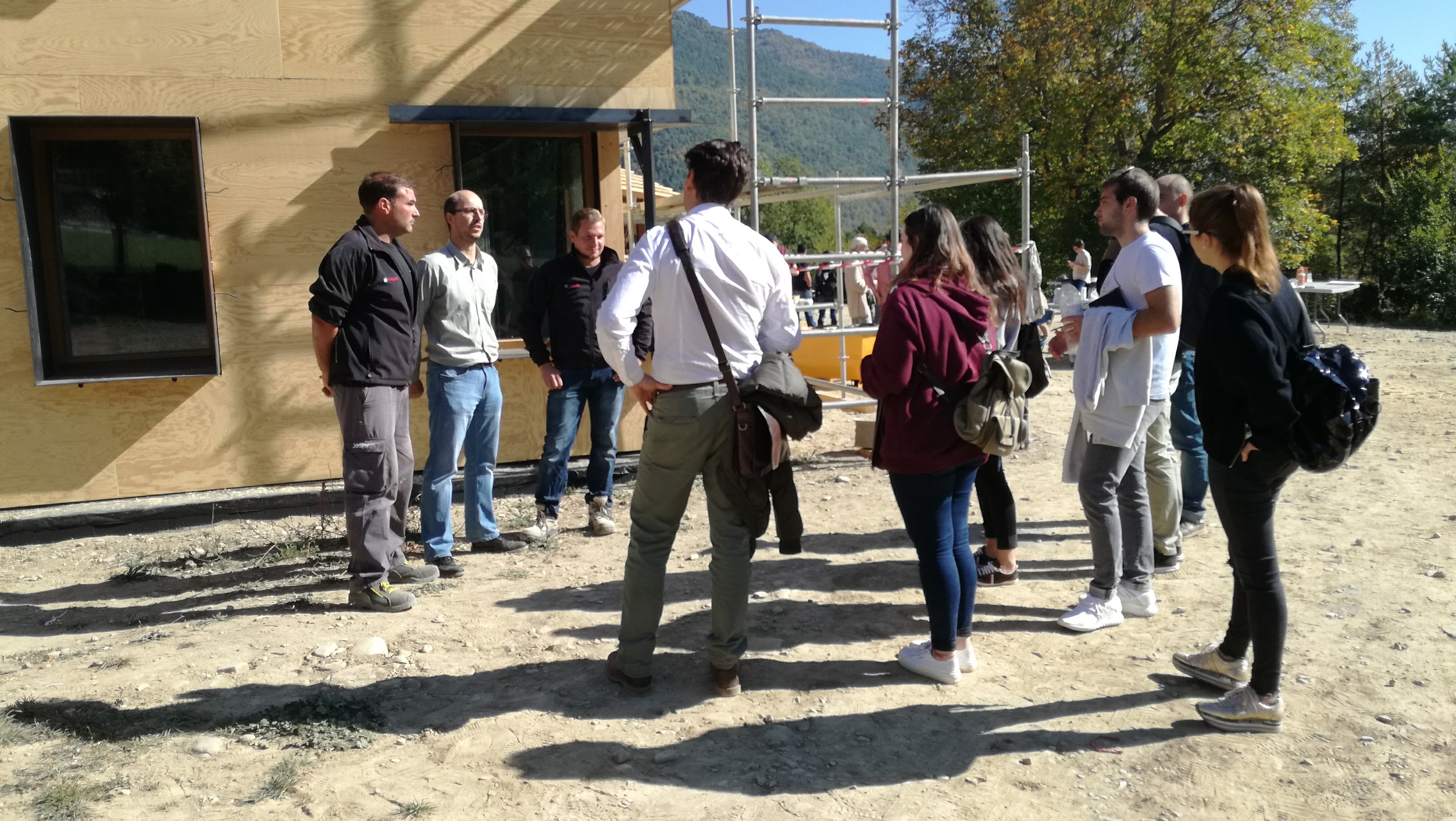 Visita de los alumnos de 5 de Arquitectura de la Universidad San Jorge a una vivienda Passivhaus en Fiscal (Huesca)